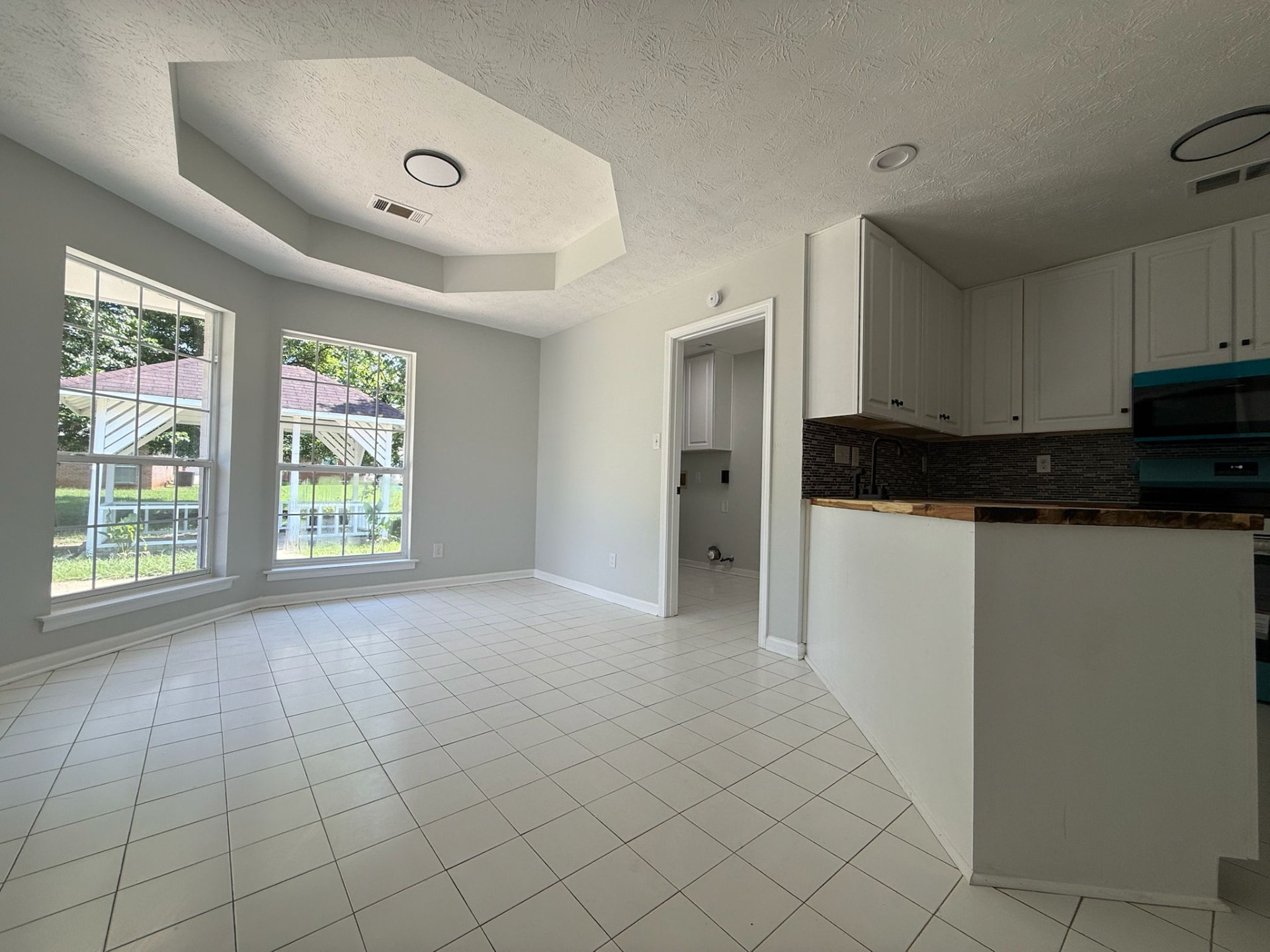 Breakfast nook with bay windows and tray ceiling in a Stellar-managed home